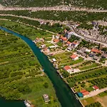 Mostina Near River דירה *