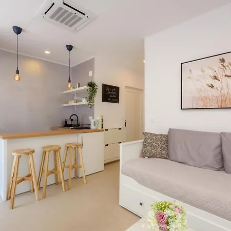 Apartment Mostina Near River *
