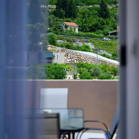 Apartment Mostina Near River
