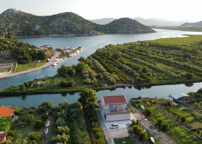 Mostina Near River Apartment